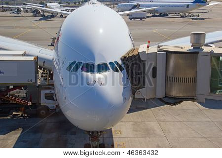 JOHANNESBURG - duben 18:Airbus A380 vystupování cestujících po mezikontinentální lety na duben 