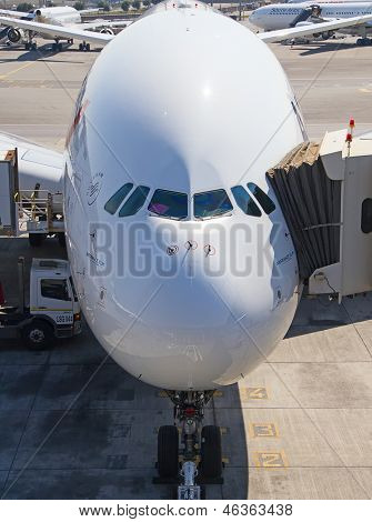JOHANNESBURG - duben 18:Airbus A380 vystupování cestujících po mezikontinentální lety na duben 