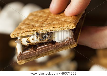 Hausgemachte eusch mit Schokolade und Marshmallow