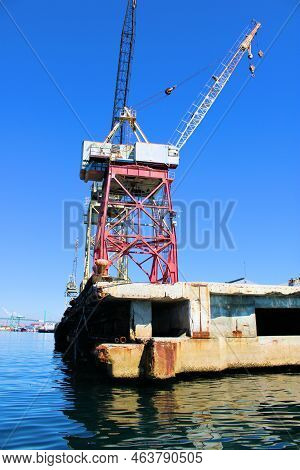 October 18, 2022 In San Pedro, Ca:  Abandoned Dock Crane At The Vacant Commercial Dock In The Los An
