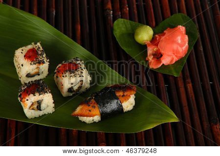 Velsmagende Maki sushi - Roll på grønne blade på bambus mat
