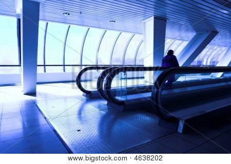 Uomo in movimento nel corridoio