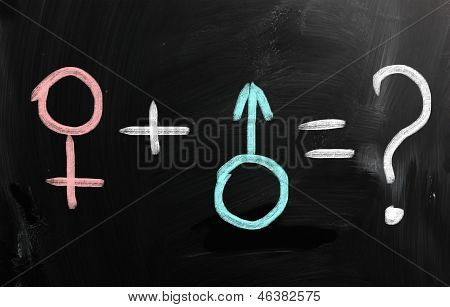 Мужчина и женщина знак обращается с мелом на доске