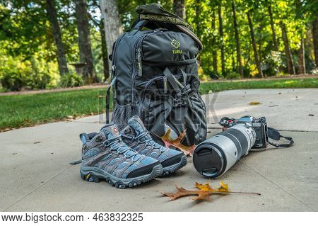 Crossville, Tennessee Usa - October 08, 2022  Getting Ready For Photographing The Seasonal Colors Of