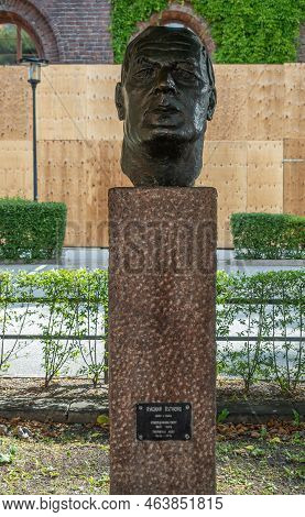 Sweden, Stockholm - July 16, 2022: Closeup Of Bronze Head Statue On Brown Stone Pedestal Of Architec