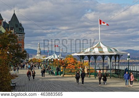 Quebec, Canada, October 8, 2022 : Terrasse Dufferin (dufferin Terrace) A Boardwalk That Wraps Around