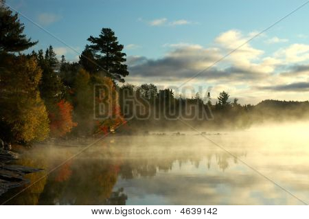 Baie calme au lever du soleil sur le lac magnifique