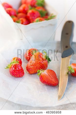 Čerstvé jahody a nůž