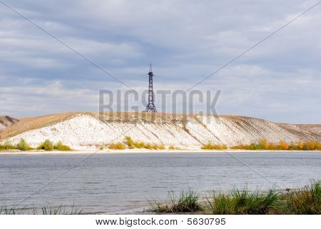 Højspændingslinie og elektricitet Pylon på kysten af floden.