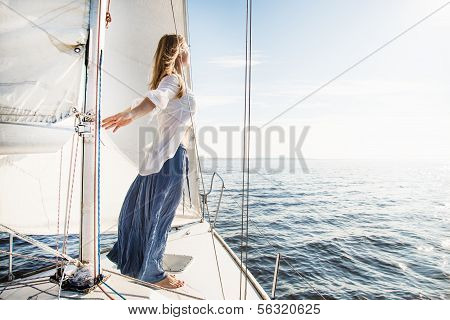 Frau bleiben auf Segelboot