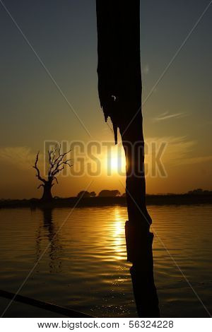 U bein sillan auringonlaskun Amarapura lähellä Mandalay, Myanmar (Burma)