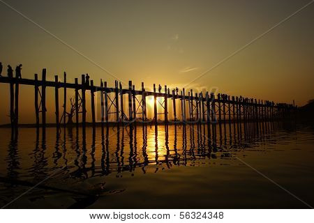 U bein sillan auringonlaskun Amarapura lähellä Mandalay, Myanmar (Burma)