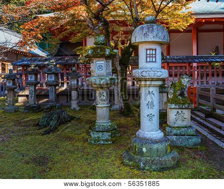 Tamukeyama Hachimangu shrine  in Nara autumn