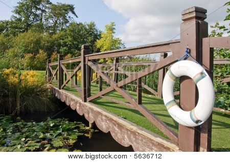 Ponte di legno sopra l'acqua con anello di vita