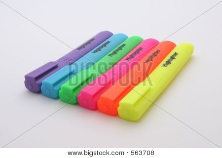 Seis canetas marca-texto colorido