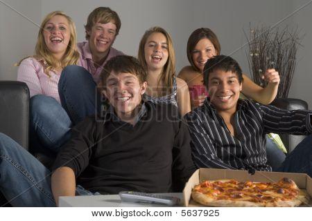 Jugendliche, die Spaß und Essen pizza