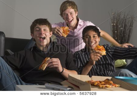 Teenager essen pizza