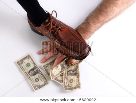 รองเท้าที่บดมือที่เก็บเงิน พื้นหลังสีขาว