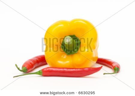 Gul paprika med röd chilipeppar