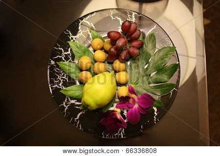 Fruits on the plate.