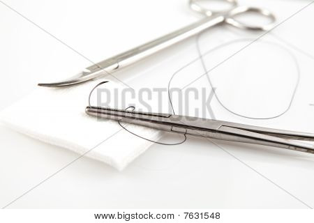 Jehelce s šicí a nůžky