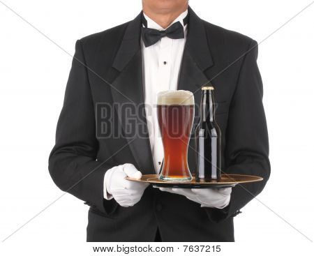Butler z piwem na tacy