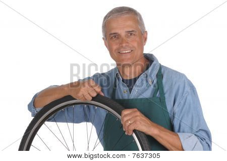 Uomo riparazione bicicletta