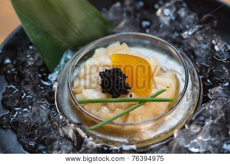Raw queen scallops