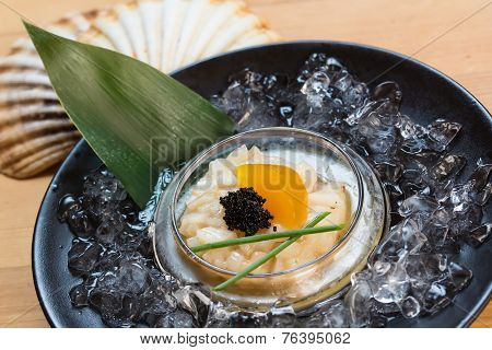 Raw queen scallops