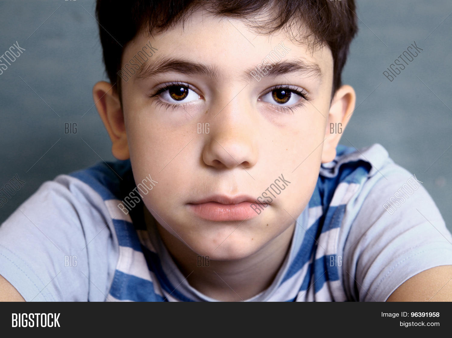 Мальчик закрыл глаза. Closed boy. Closed boy. Люди дождя картинки аутизм картинки. Чистое лицо подростка мальчика.