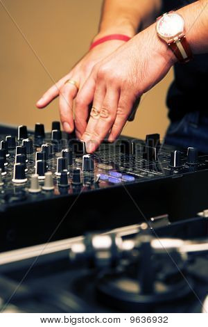 Dj 在俱乐部玩转盘