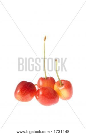 vier red Gelbe Kirschen