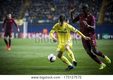 VILLARREAL, SPAIN - FEBRUARY 16: (L) Trigueros, (R) Rudiger during UEFA Europa League match between Villarreal CF and AS Roma at Ceramica Stadium on February 16, 2017 in Villarreal, Spain