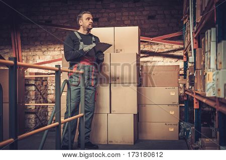 Storekeeper with manual pick list on a warehouse