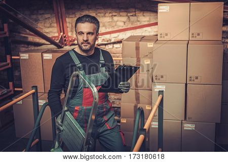 Storekeeper with manual pick list on a warehouse