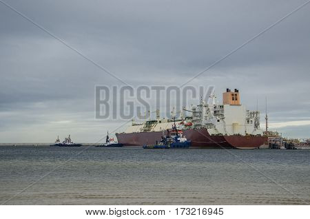 GAS CARRIER AND TUGS - Mooring maneuver to gas terminal in the port of Swinoujscie