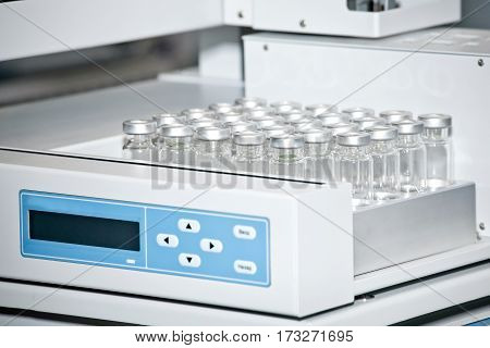 Autosampler implements static headspace technique by syringe