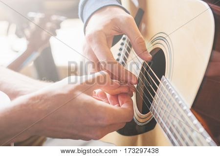 Masterclass learning to play the guitar outdoors. Musical education.