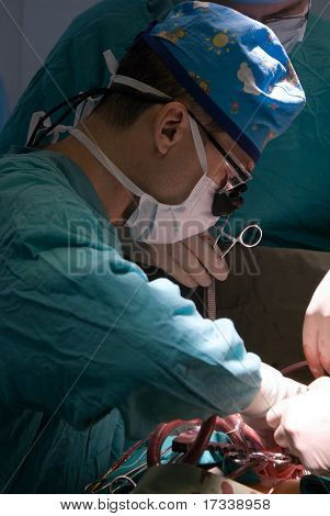 Pediatric kirurg på hjertekirurgi
