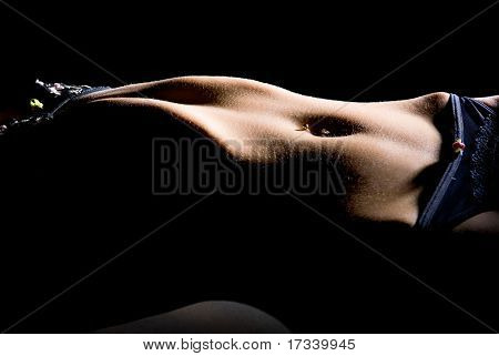 Junge Frauen mit Unterwäsche und gepiercte Nabel auf schwarzem Hintergrund