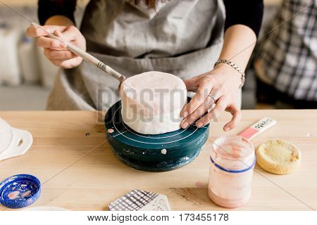 workshop production of ceramic tableware product painting.