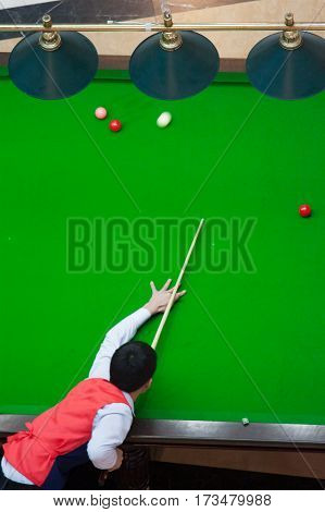 A man plays snooker does kick in the nuts