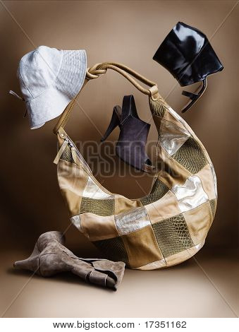 Composition de chaussures de femmes, d'un sac et le Panama