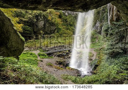 A beautiful waterfall in the heart of the gorges of Kakuetta in the Pyrénées Atlantiques. A little away from the path since it will be necessary to go under a bridge to see it from this angle of view.