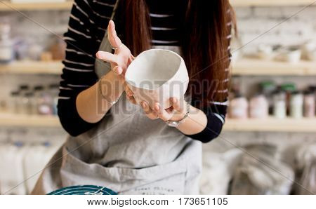 workshop production of ceramic tableware product painting.
