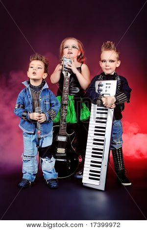 Gruppen af børn synger i heavy metal-stil. Skudt i et studie.