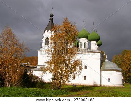 Russian Autumn. Beautiful Landscape With Spaso-prilutsky Monaste