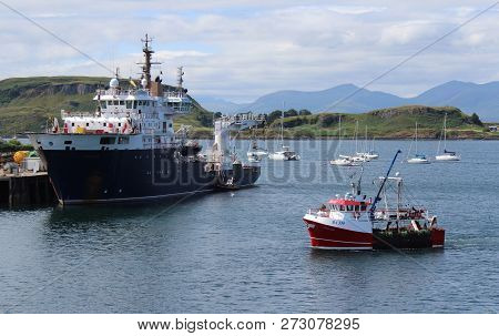 Oban, Scotland, 25 July 2018: View Accross Oban Harbour Towards The Isle Of Mull. Oban Is A Town In 