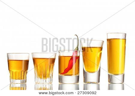 verres de poivre rouge et vodka piment isolé on white