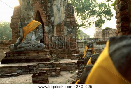 Estátua de Buda com amarelo e laranja capa
